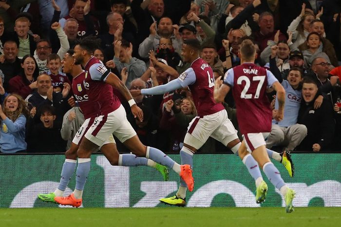 Para pemain Aston Villa merayakan gol yang dicetak oleh Jacob Ramsey (kiri) dalam laga Liga Inggris kontra Southampton di Stadion Villa Park, Jumat (16/9/2022).