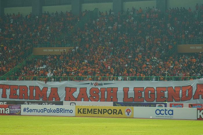 The Jakmania memberikan sebuah koreografi kepada Ismed Sofyan