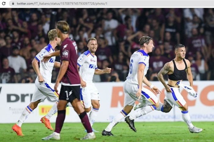 Winger Lecce, Gabriel Strefezza, merayakan gol ke gawang Salernitana pada pekan ketujuh Liga Italia 2022-2023 di Stadion Arechi, Jumat (16/9/2022).