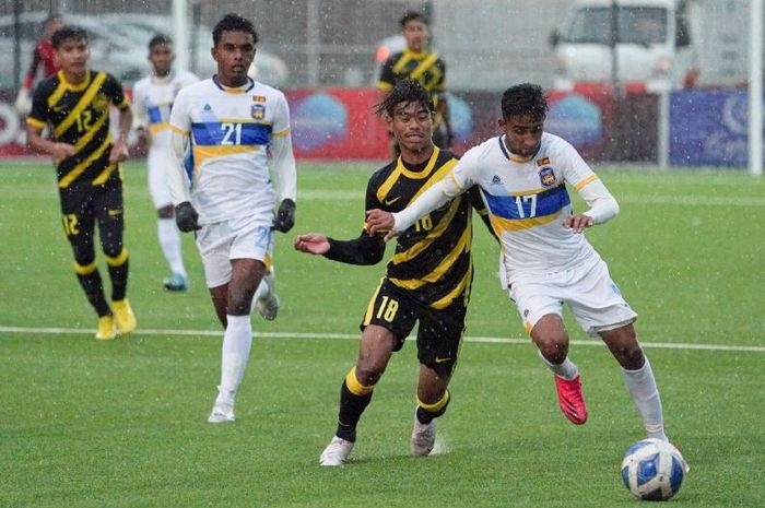 Pemain Timnas U-20 Malaysia, Adam Farhan, saat berduel dengan pemain Sri Lanka dalam laga Kualifikasi Piala Asia U-20 2023, Jumat (16/9/2022).