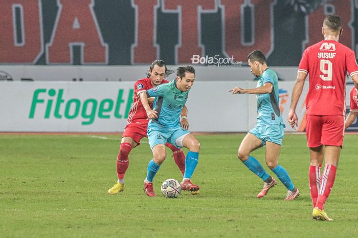 Suasana laga Persija Jakarta versus Madura United dalam laga pekan ke-10 Liga 1 2022 di Stadion Patriot Candrabhaga, Bekasi, Jawa Barat, 17 September 2022.