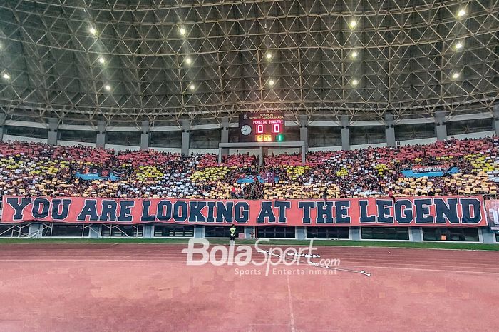 Legenda Ismed Sofyan mendapatkan persembahan dari The Jakmania, berupa koreografi.