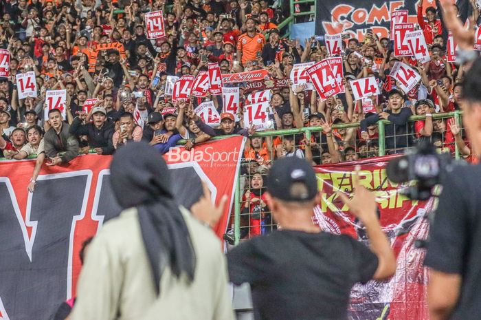 Suporter Persija Jakarta, The Jakmania, nampak menampilkan koreografi spesial untuk Ismed Sofyan di Stadion Patriot Candrabhaga, Bekasi, Jawa Barat, 17 September 2022.