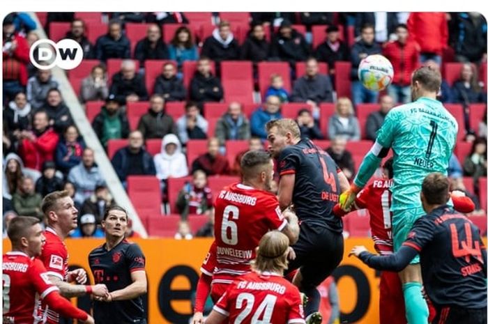 Kiper Bayern Muenchen, Manuel Neuer, nyaris cetak gol dalam duel Bundesliga di markas FC Augsburg (17/9/2022).