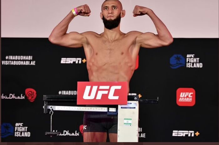 Khamzat Chimaev ketika sukses dalam sesi penimbangan badan pada kemunculan perdananya di UFC.