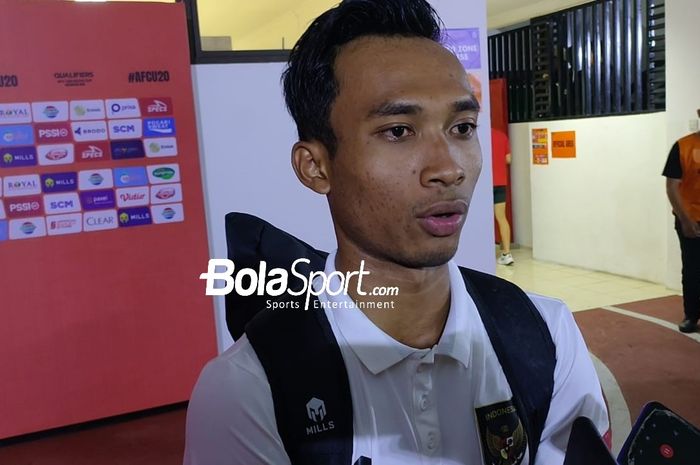 Pemain Timnas U-20 Indonesia, Robi Darwis saat menemui awak media seusai skuad Garuda melawan Hong Kong, di Stadion Gelora Bung Tomo, Surabaya, Jumat (16/9/2022).