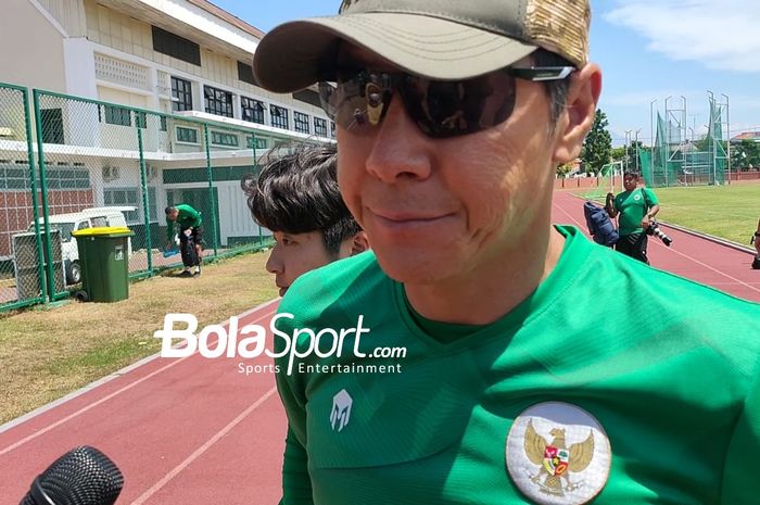 Shin Tae-yong saat memimpin latihan timnas U-20 Indonesia di Lapangan Thor, Surabaya pada Sabtu (17/9/2022).