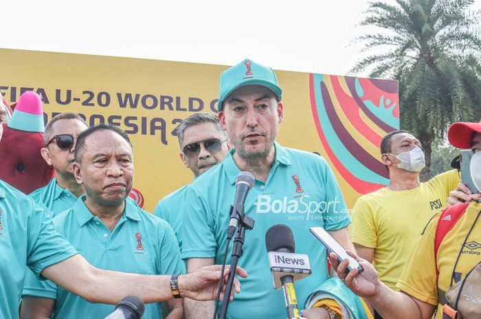 Direktur Kompetisi FIFA, Jaime Yarza, sedang memberikan keterangan kepada awak media di Bunderan HI, Jakarta, 18 September 2022.