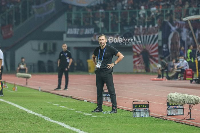 Pelatih Persija Jakarta, Thomas Doll (kanan), sedang memantau para pemainnya bertanding dalam laga pekan ke-10 Liga 1 2022 di Stadion Patriot Candrabhaga, Bekasi, Jawa Barat, 17 September 2022.