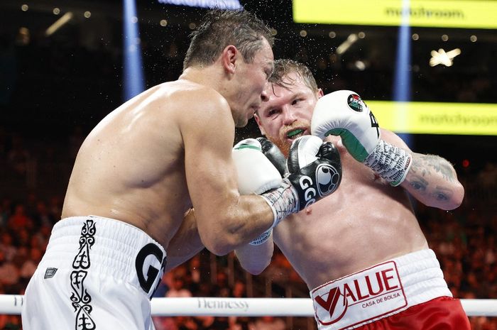 Canelo Alvarez melepaskan pukulan ke arah Gennadiy Golovkin pada pertandingan tinju untuk gelar kelas menengah super di T-Mobile Arena, Nevada, Amerika Serikat, 17 September 2022. Canelo Alvarez mempertahankan semua gelarnya setelah menang angka.