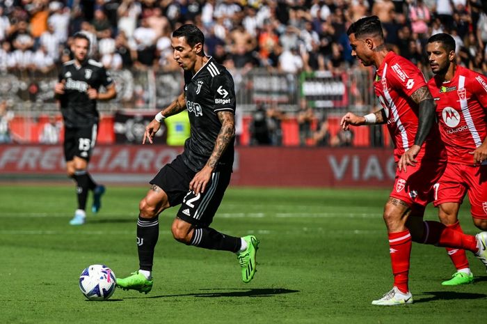 Penyerang Juventus, Angel Di Maria, mengontrol bola dalam laga Liga Italia kontra Monza di Stadion Brianteo, Minggu (18/9/2022).