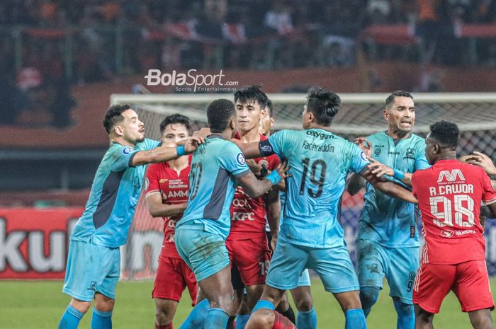 Gelandang Persija Jakarta, Hanif Sjahbandi (tengah), sempat terlibat perselisihan dengan pemain Madura United bernama Hugo Gomes dalam laga pekan ke-10 Liga 1 2022 di Stadion Patriot Candrabhaga, Bekasi, Jawa Barat, 17 September 2022.