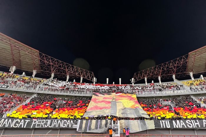 Koreografi pendukung timnas U-20 Indonesia saat menghadapi Vietnam pada laga penentuan Grup F Kualifikasi Piala Asia U-20 2023.