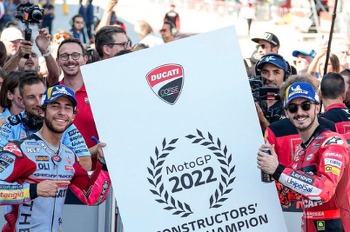 Enea Bastianini dan Francesco Bagnaia merayakan kemenangan Ducati yang keluar sebagai juara konstruktor MotoGP 2022 usai balapan MotoGP Aragon 2022 di Sirkuit Aragon, Minggu (18/9/2022).