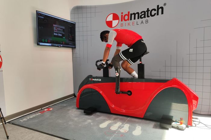 Atlet paralimpik asal Indonesia, Muhammad Fadli Imammuddin, saat menggunakan teknologi bike fitting sistem idmatch.