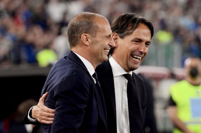 Massimiliano Allegri (kiri) dan Simone Inzaghi dalam duel final Coppa Italia antara Juventus vs Inter Milan di Olimpico, Roma (11/5/2022).