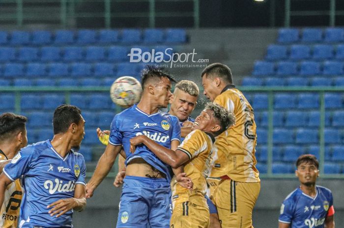 Striker PSIM Yogyakarta, Cristian Gonzales (tengah), sedang berebut bola denga  pilar Bekasi FC bernama Hamka Hamzah (kanan) dalam laga pekan ketiga grup B Liga 2 2022 di Stadion Patriot Candrabhaga, Bekasi, Jawa Barat, 19 September 2022.