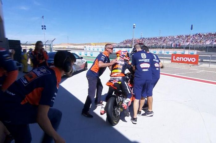 Pembalap Red Bull KTM Tech3, Adrian Fernandez, dihalangi oleh dua mekanik tim Sterilgarda Husqvarna Max pada kualifikasi Moto3 Aragon di Motorland Aragon, Spanyol, 17 September 2022.