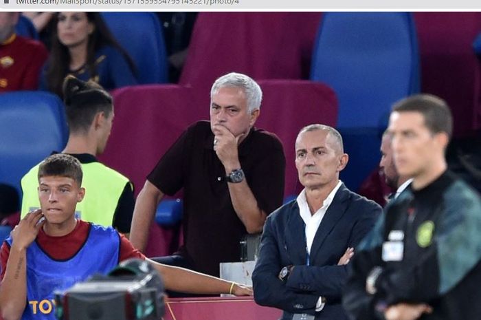 Pelatih AS Roma, Jose Mourinho, dalam laga melawan Atalanta pada pekan ketujuh Liga Italia 2022-2023 di Stadion Olimpico, Minggu (18/9/2022).