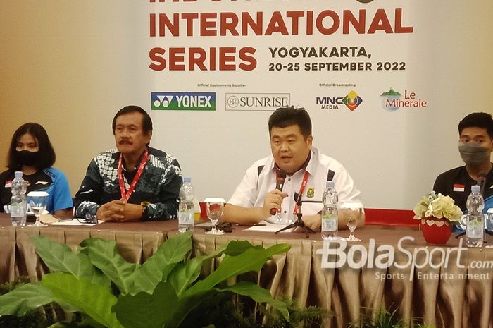 Dari kiri: pebulu tangkis Komang Ayu Cahya Dewi, Ketua Umum Pengprov PBSI DIY Suhartono, Ketua Panitia Armand Darmadji, pebulu tangkis Syabda Perkasa Belawa saat konferesi pers Indonesia International Series 2022 di Hotel Victoria, Yogyakarta, 19 September 2022. 