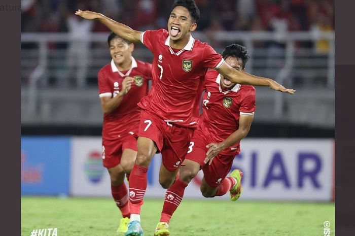 Marselino Ferdinan mengepakkan kedua lengannya seusai mencetak gol untuk Timnas U-20 Indonesia kontra Vietnam dalam Kualifikasi Piala Asia U-20 2023 di Stadion Gelora Bung Tomo, Surabaya, Minggu (18/9/2022) malam WIB.