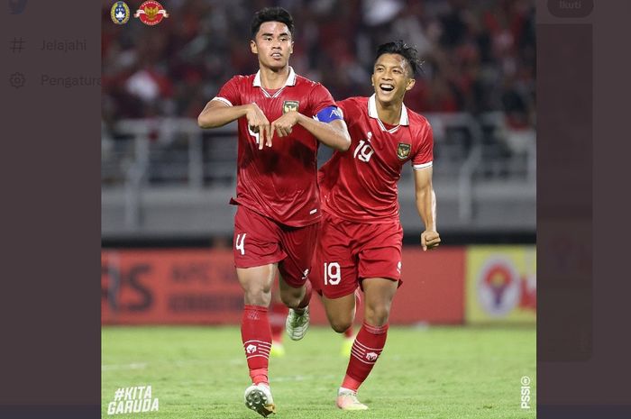 Muhammad Ferarri (kiri) selebrasi bersama Rabbani Tasnim seusai mencetak gol untuk Timnas U-20 Indonesia kontra Vietnam dalam Kualifikasi Piala Asia U-20 2023 di Stadion Gelora Bung Tomo, Surabaya, Minggu (18/9/2022) malam WIB.