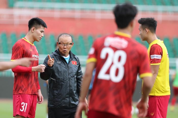 Park Hang-seo memberi instruksi kepada pemain Timnas Vietnam dalam latihan. Dia tak ingin Shin Tae-yong sukses lagi setelah membungkam Timnas U-20 Vietnam di Kualifikasi Piala Asia U-20 2023.