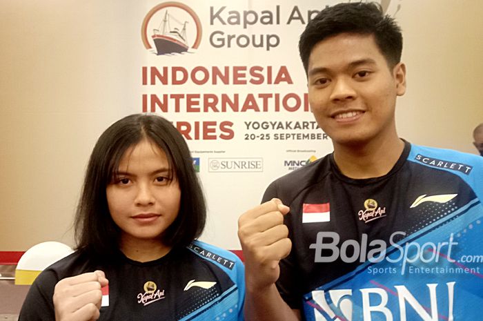 Pebulu tangkis tunggal putri Indonesia, Komang Ayu Cahya Dewi, dan pebulu tangkis tunggal putra, Syabda Perkasa Belawa, saat menghadiri konferensi pers Indonesia International Series 2022 di Hotel Victoria, Yogyakarta, 19 September 2022.  