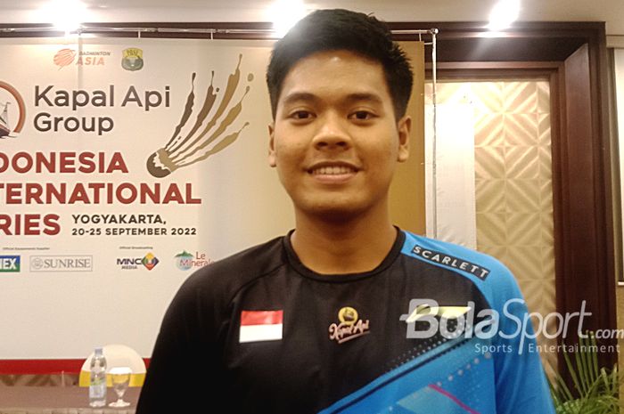 Pebulu tangkis tunggal putra Indonesia, Syabda Perkasa Belawa, ketika ditemui di sela-sela konferensi pers Indonesia International Series 2022  di Hotel Victoria, Yogyakarta, 19 September 2022. Syabda merupakan salah satu pemain unggulan pada turnamen ini.