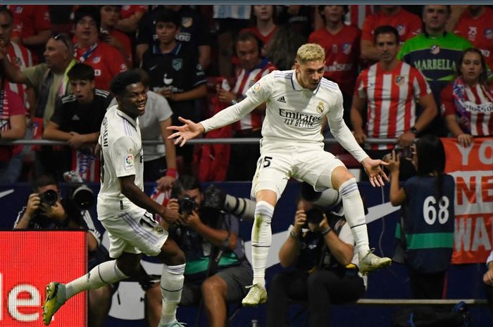 Selebrasi Fede Valverde usai menjebol gawang Atletico Madrid yang membantu Real Madrid menang 2-1 di Stadion Wanda Metropolitano.