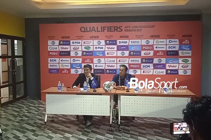 Pelatih Vietnam, Dinh The Nam usai laga melawan timnas U-20 Indonesia yang berakhir untuk kemenangan Garuda Nusantara 3-2 di Stadion Gelora Bung Tomo (GBT) di gup F Kualifikasi Piala Asia U-20 2023, Minggu (18/9/2022).