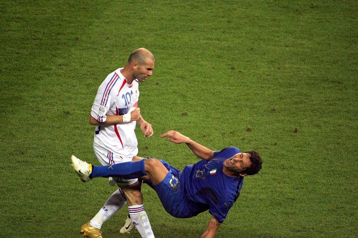 Insiden tandukan Zinedine Zidane ke Marco Materazzi di final Piala Dunia 2006.