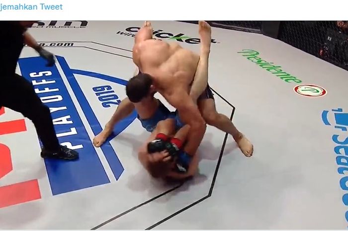 Ali Isaev memukul lawannya saat masih berkompetisi di ajang MMA selain UFC, PFL.