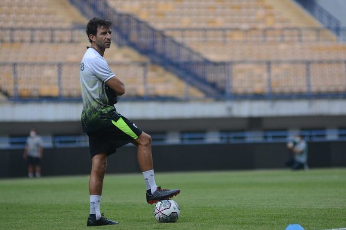 Pelatih Persib Bandung, Luis Milla, saat memimpin latihan di Stadion Gelora Bandung Lautan Api, Bandung, Selasa (20/9/2022).