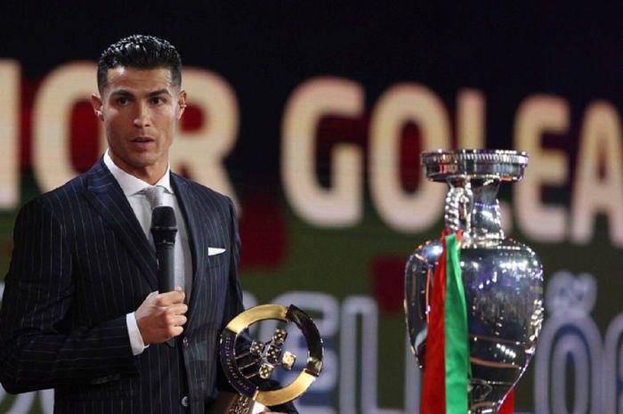 Cristiano Ronaldo saat menerima penghargaan di acara Gala Quinas de Ouro 2022.