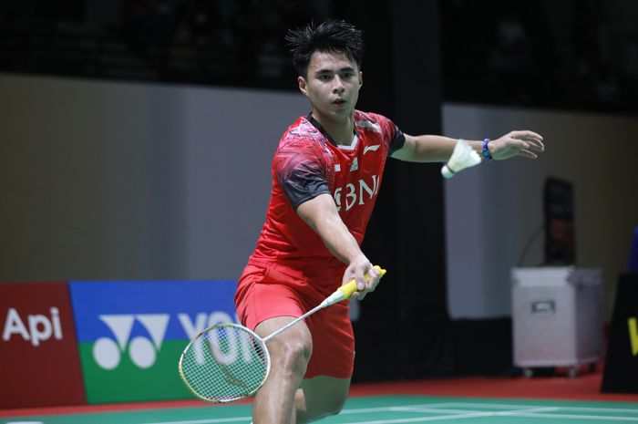 Aksi pebulu tangkis tunggal putra Indonesia, Ikhsan Leonardo Imanuel Rumbay, saat berlaga pada babak 32 besar Indonesia International Series 2022 di Gor Amongrogo, Yogyakarta, Rabu, 21 September 2022