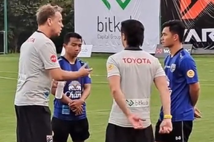 Pelatih Timnas Thailand Mano Polking berbicara serius dengan Chanathip Songkrasin dan Supachok Sarachat.