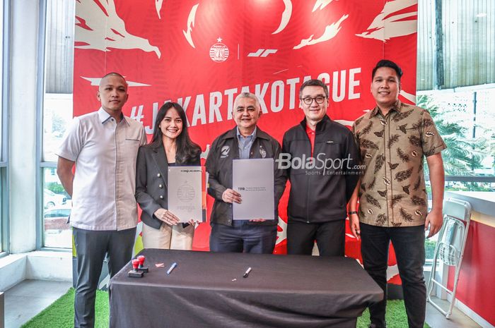 Direktur Persija Jakarta, Ambono Janurianto (tengah), ditemani Mochtar selaku CEO Apparel Juara serta sejumlah pihak dari Law Firm bernama TFR sedang berfoto bersama dalam bentuk kerja samanya memerangi produk KW.