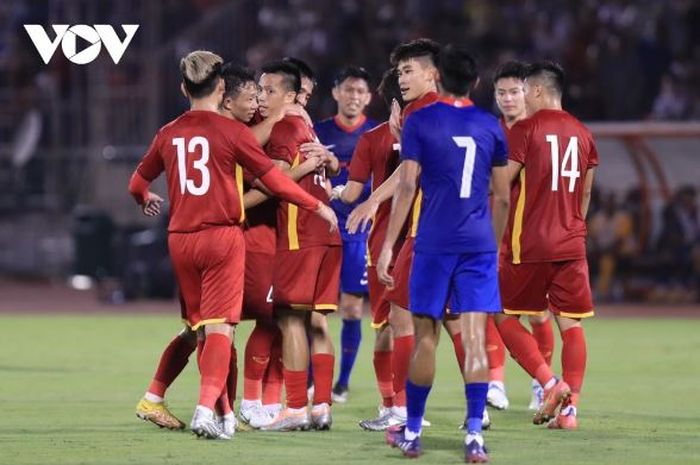 Para pemain Timnas Vietnam merayakan gol ke gawang Timnas Singapura di laga uji coba FIFA Matchday, Rabu (21/9/2022) malam WIB.