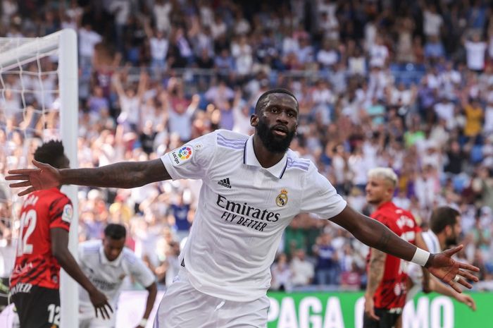 Antonio Ruediger merayakan gol untuk Real Madrid ke gawang Mallorca di Santiago Bernabeu (11/9/2022).