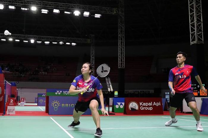 Pasangan ganda campuran Indonesia, Moh Reza Pahlevi Isfahani/Melati Daeva Oktavianti, saat berlaga pada babak 32 besar Indonesia International Series 2022 di Gor Amongrogo, Yogyakarta, Rabu, 21 September 2022