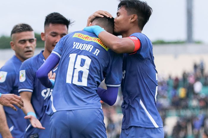 Yudha Alkanza (nomor 18) merayakan golnya dalam kemenangan PSIM Yogyakarta dalam laga melawan Persekat Kabupaten Tegal di pekan kelima Liga 2 2022-2023 di Stadion Sultan Agung, Bantul, Jumat (23/9/2022)