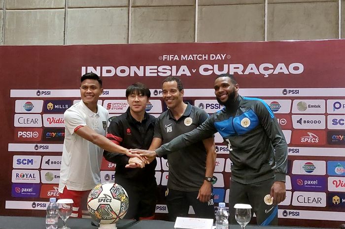 Kapten timnas Indonesia, Fachruddin Aryanto (dari kiri), Pelatih Timnas Indonesia, Shin Tae-yong bersama pelatih Timnas Curacao, Remko Bicebtini, kapten Curacao, Cuco Martina (kanan) dalam konferensi pers jelang laga FIFA Matchday  di Hotel Haris Bandung, Bandung, Jumat (23/9/2022). 