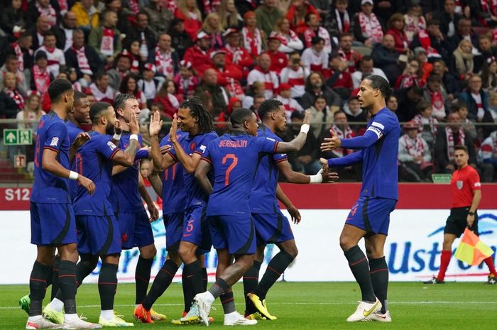 Para pemain timnas Belanda merayakan gol Cody Gakpo dalam laga Liga A Grup 4 UEFA Nations League kontra timnas Polandia di Stadion Narodowy, Kamis (22/9/2022).