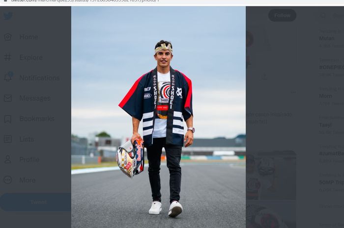 Pembalap Repsol Honda, Marc Marquez memamerkan helm edisi khusus untuk MotoGP Jepang 2022