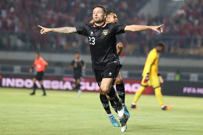 Pemain timnas Indonesia, Marc Klok melakukan selebrasi usai mencetak gol ke gawang Curacao di Stadion Gelora Bandung Lautan Api, Bandung, Jawa Barat, Sabtu (24/9/2022).