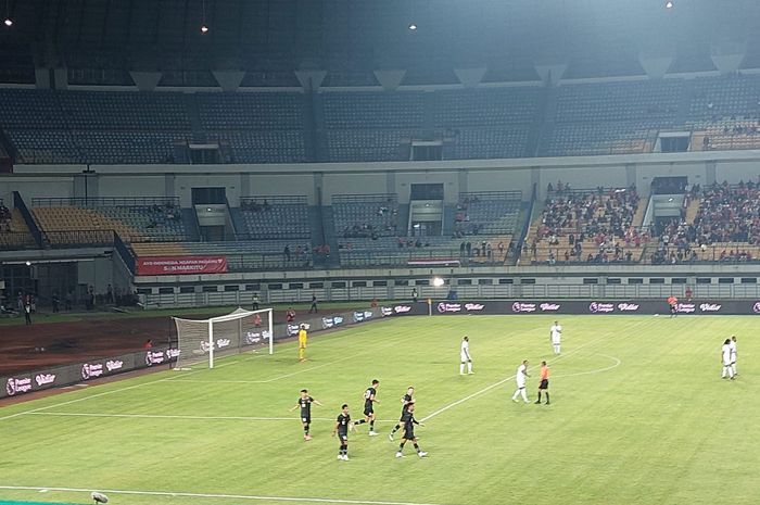 Para pemain timnas Indonesia merayakan gol yang dicetak Dimas Drajad dalam pertandingan melawan Curacao di Stadion GBLA, Sabtu (24/9/2022) 