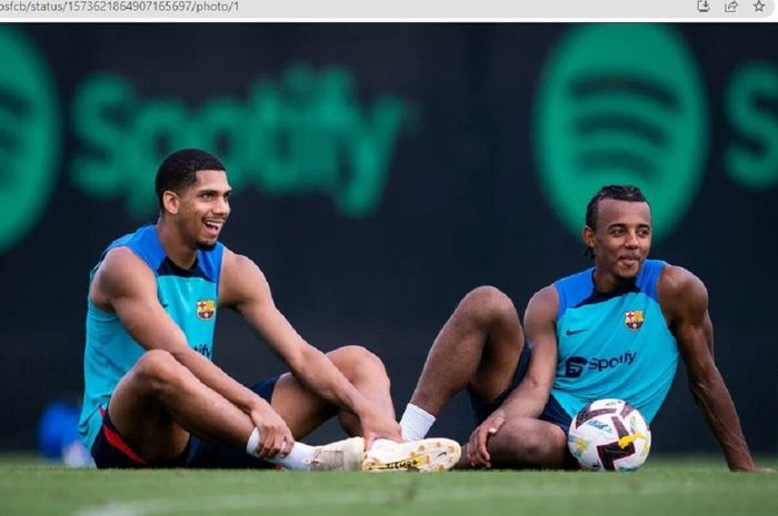 Ronald Araujo dan Jules Kounde dalam sesi latihan bersama Barcelona.