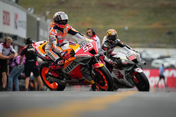 Pembalap Repsol Honda Marc Marquez saat hendak keluar dari paddock untuk beraksi pada hari pertama MotoGP Jepang 2022, Jumat (24/9/2022)