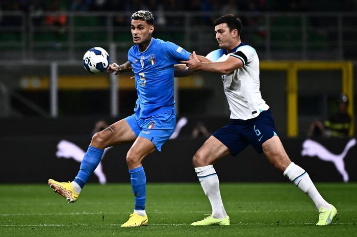 Striker timnas Italia, Gianluca Scamacca, berduel dengan bek timnas Inggris, Harry Maguire, dalam laga Liga A Grup 3 UEFA Nations League di Stadion San Siro, Jumat (23/9/2022).